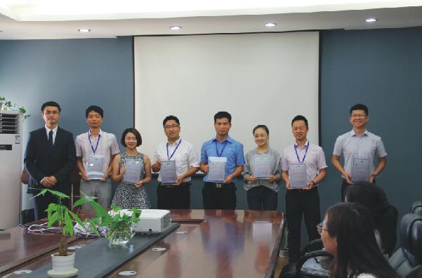 ׯ�к���ַ��У��Ա��ѵ��Ӫ