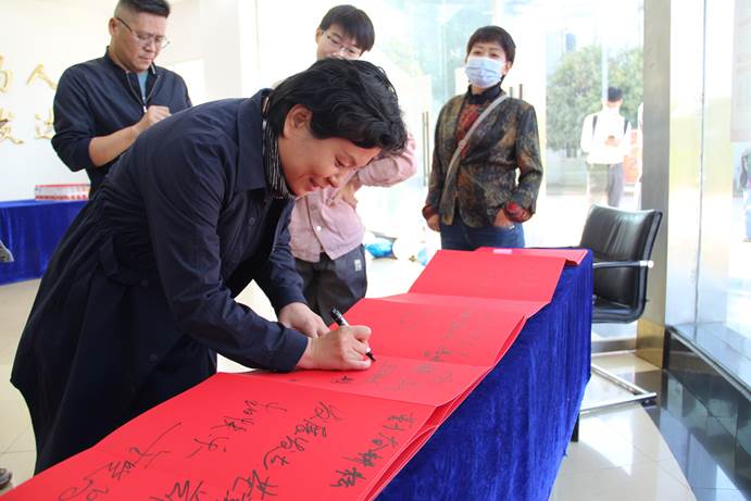 ׯ�к���Ϸ(�й�)�ɷ����޹�˾-����